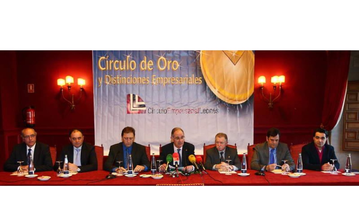 Los empresarios cuya trayectoria ha sido distinguida por el CEL, junto al presidente del Círculo, Emilio de la Puente.