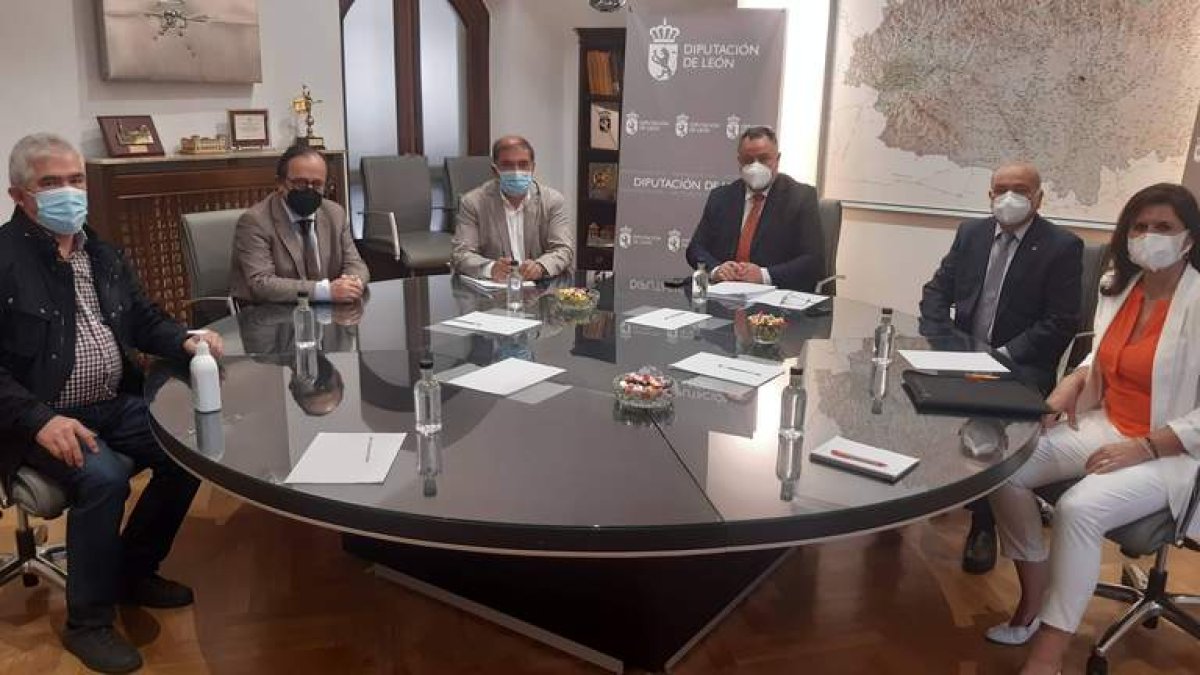 Morán, junto a miembros de Colproleón. DL
