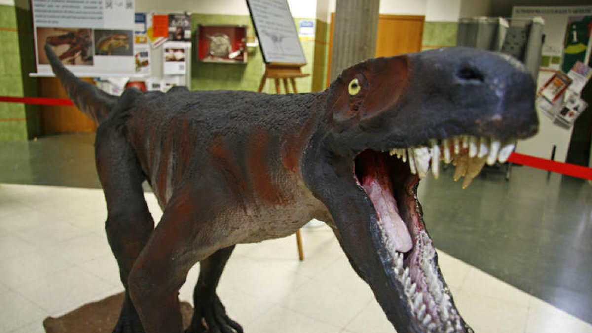 Una reproducción de dinosaurio en Minas. FERNANDO OTERO