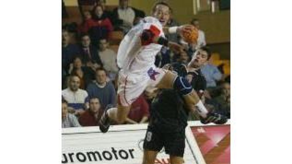 Krivochlykov finaliza una acción en el partido contra Cantabria
