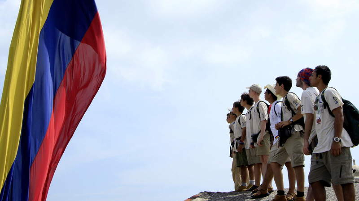 Un grupo de expedicionarios de la Ruta Quetzal BBVA, en el Fuerte de San Felipe de Barajas en Cartagena, Colombia.
