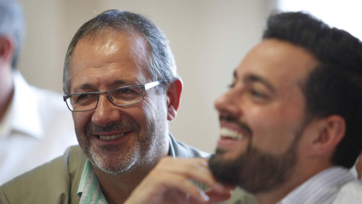 El cabeza de lista, Joaquín Llamas, con el ex diputado Diego Moreno ayer en el congresillo. JESÚS