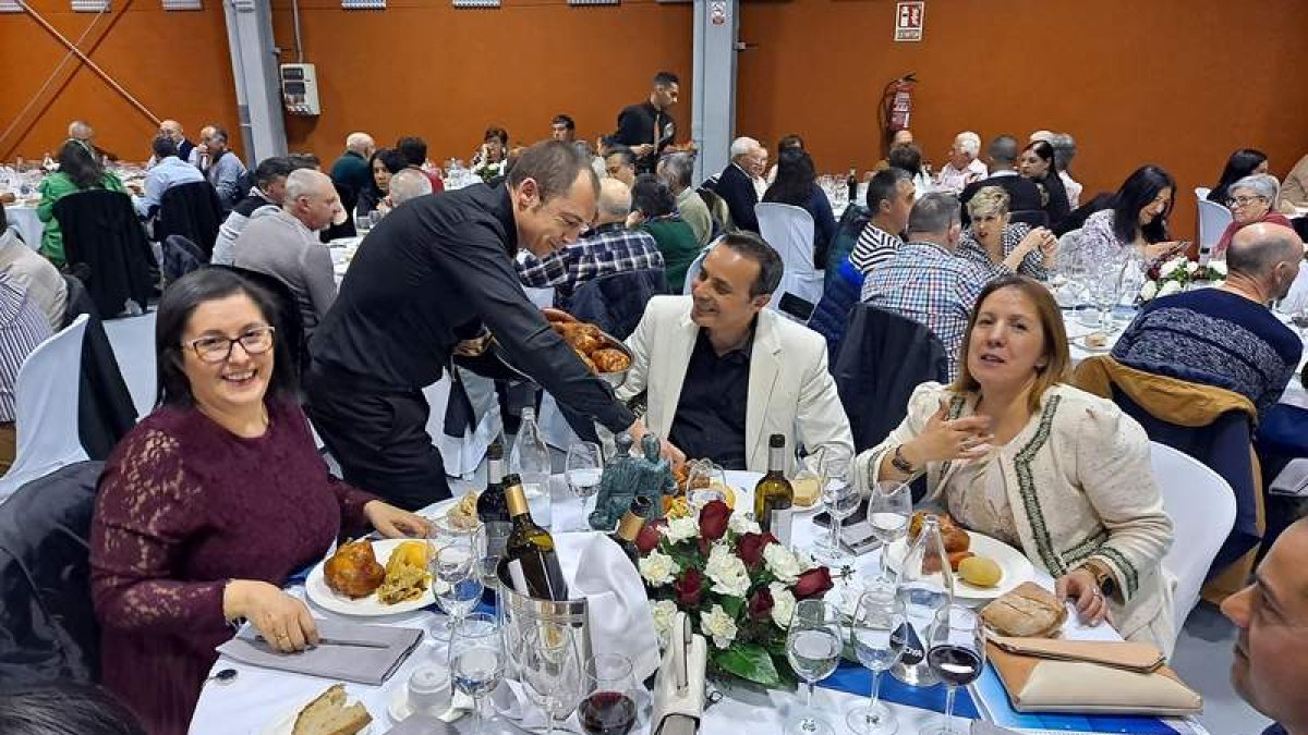 Josefa Álvarez, alcaldesa de Castropodame, Carlos Fidalgo y Vanesa Núñez, del Club Popular. M. MACÍAS