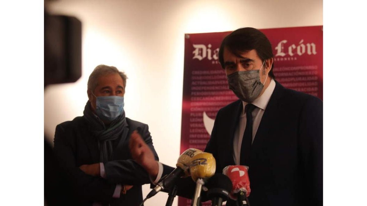 El consejero de Fomento, atendiendo a los medios a su llegada. A. F. BARREDO