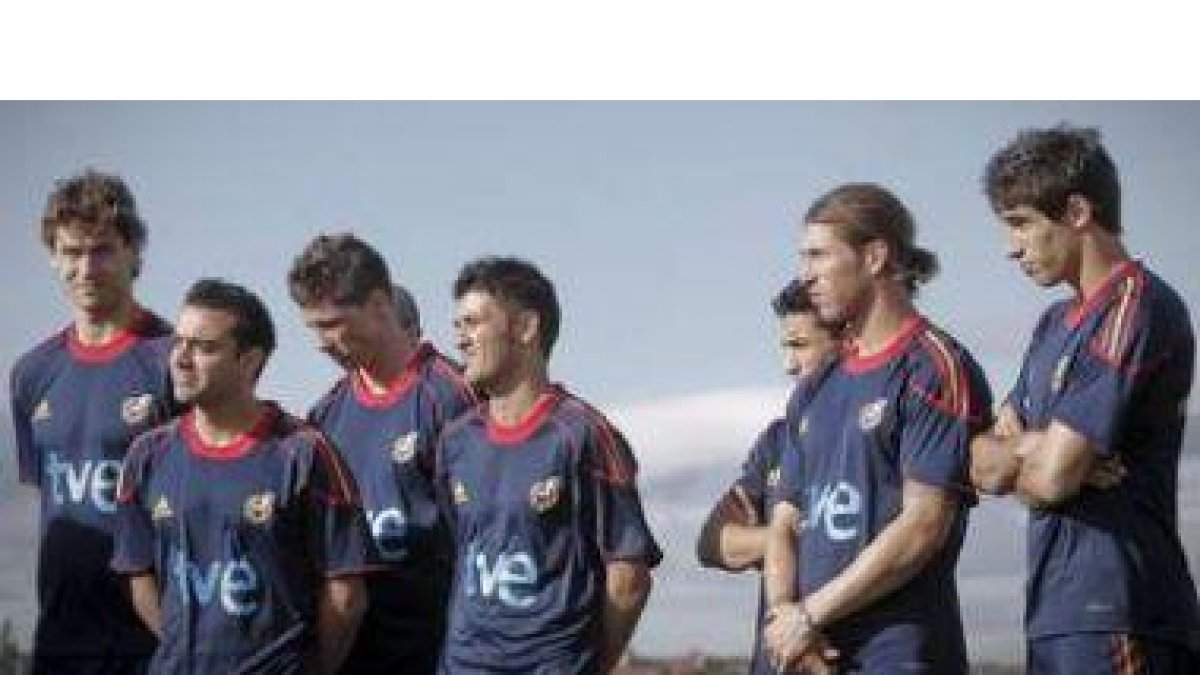 Llorente, Xavi, Torres, Villa, Navas, Ramos y Javi Martínez, en el entrenamiento de ayer.