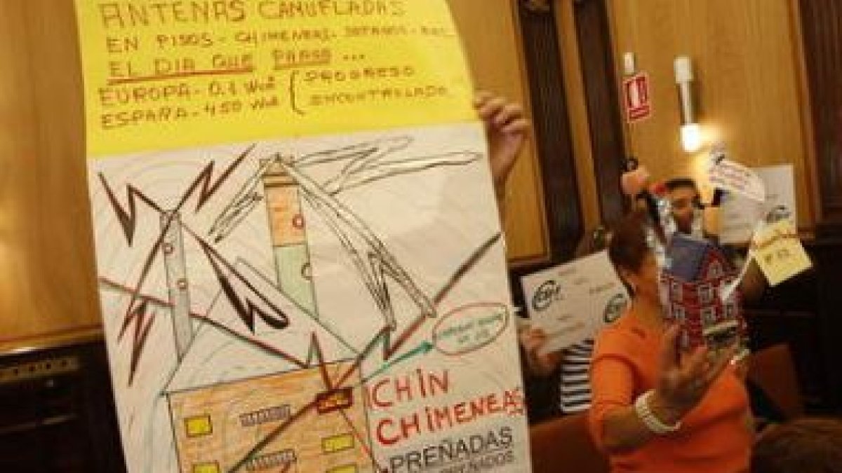 La plataforma no falta a un Pleno para protestar.