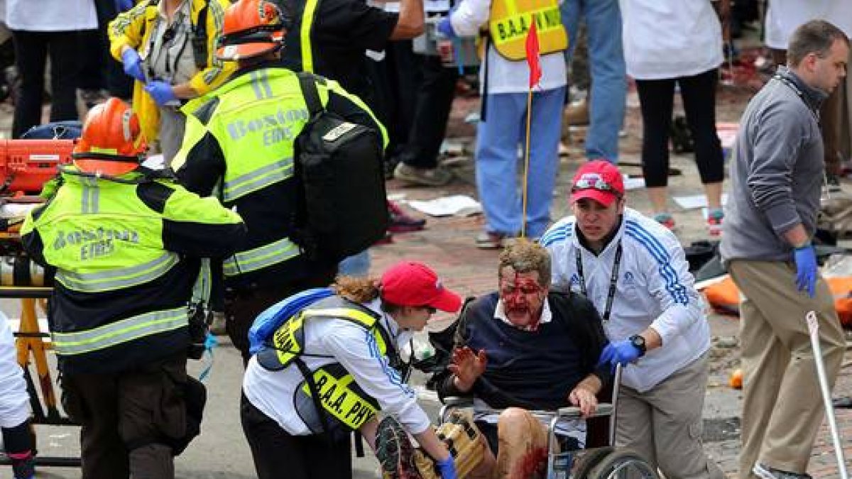 Los servicios de emergencia trasladan a uno de los heridos en la explosión, el lunes en Boston.