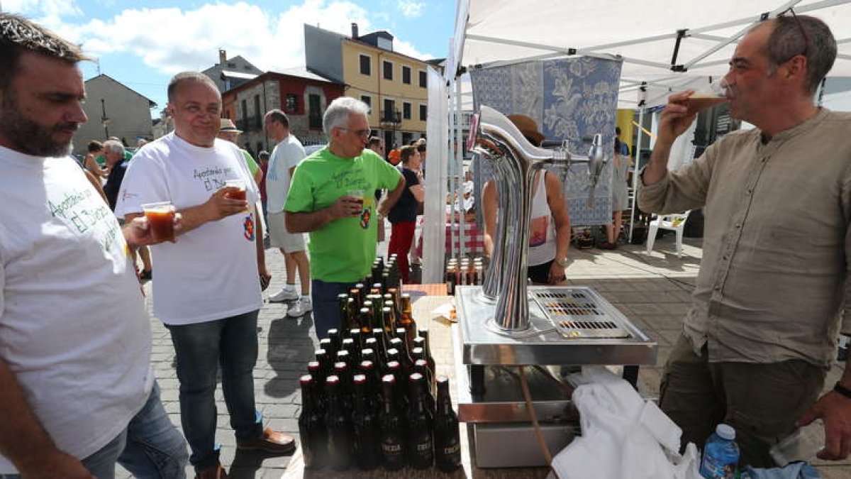 El presidente del Consejo, junto al alcalde de Vega en un momento del recorrido por la feria. L. DE LA MATA