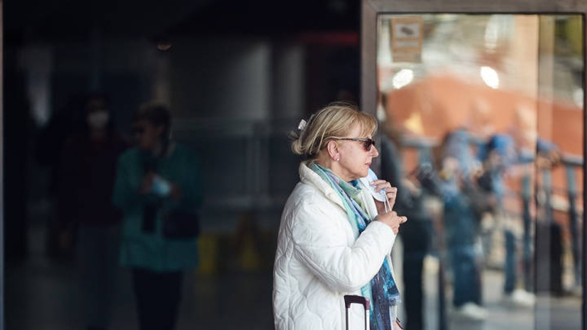 Una mujer se quita la mascarilla. MIGUEL OSÉS