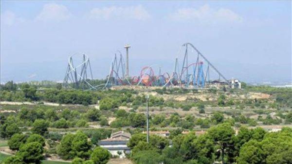 Vista de los terrenos afectados por BCN World, adyacentes a Port Aventura.