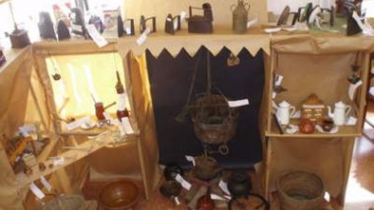 Imagen de parte de la exposición de objetos antiguos que puede verse en el colegio