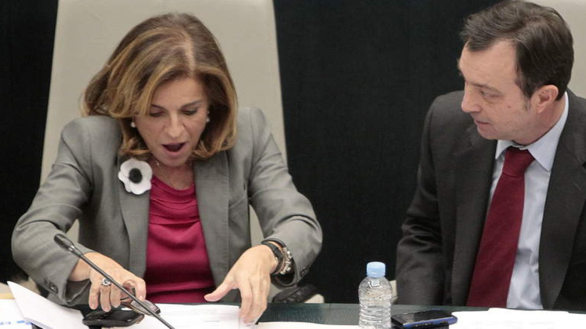 Botella, junto al vicealcalde, el ponferradino Manuel Cobo, se prepara para subir a la tribuna.