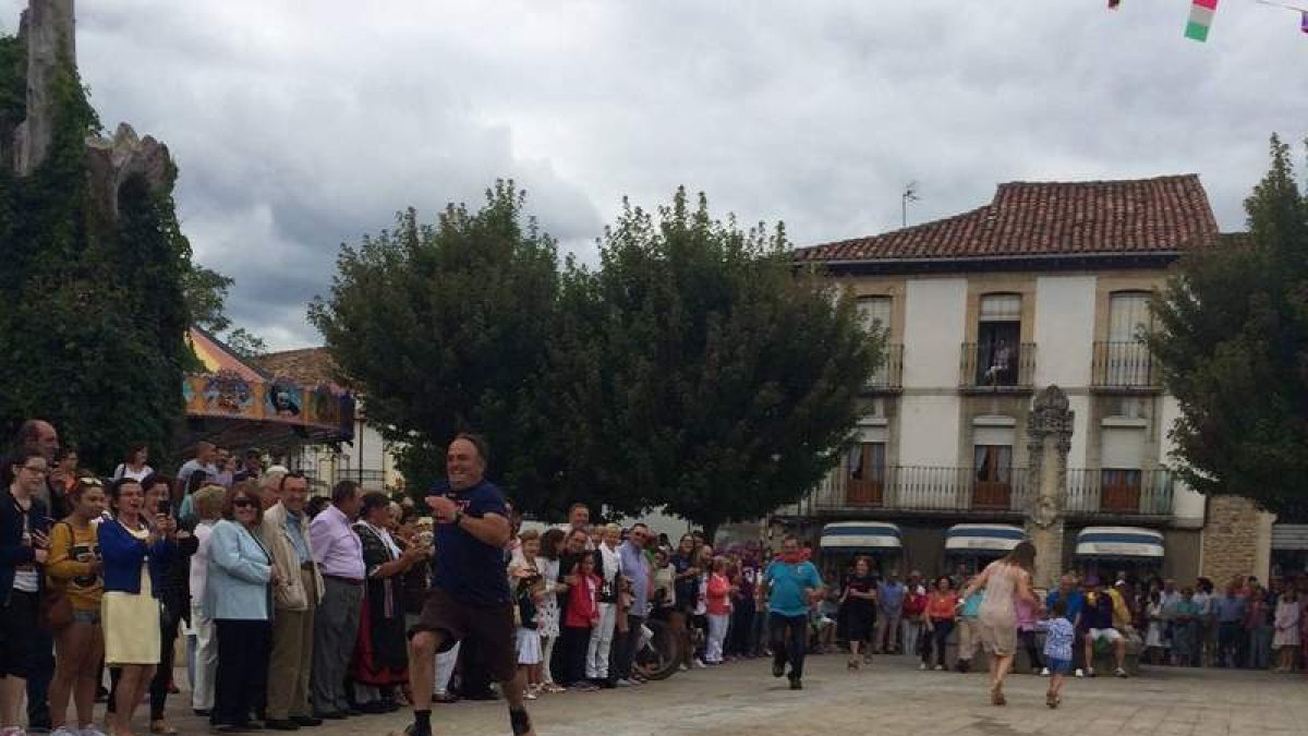 La carrera de madreñas contó con diez participantes.