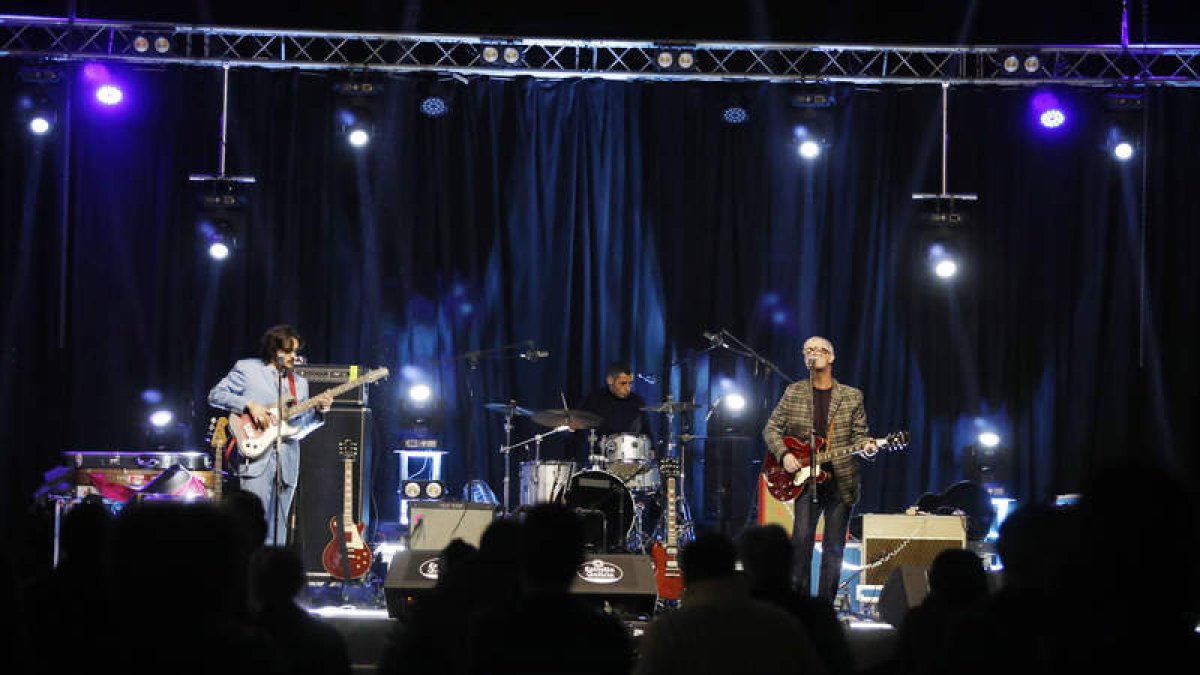 Blue Birds, durante su actuación ayer en el Palacio de Exposiciones. MARCIANO PÉREZ