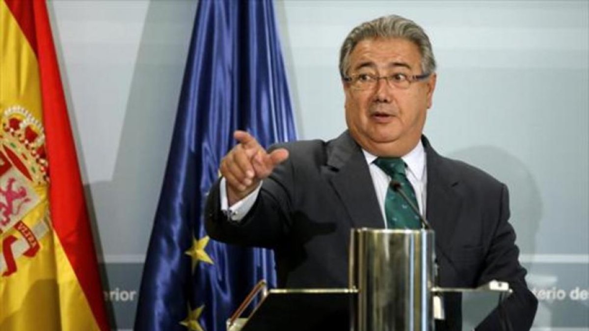 El ministro del Interior, Juan Ignacio Zoido, tras la reunión para analizar la colaboración de los gobiernos locales en la lucha contra el terrorismo, ayer.