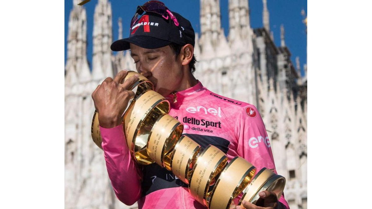 Bernal con el trofeo que le acredita como vencedor del Giro. ZENNARO
