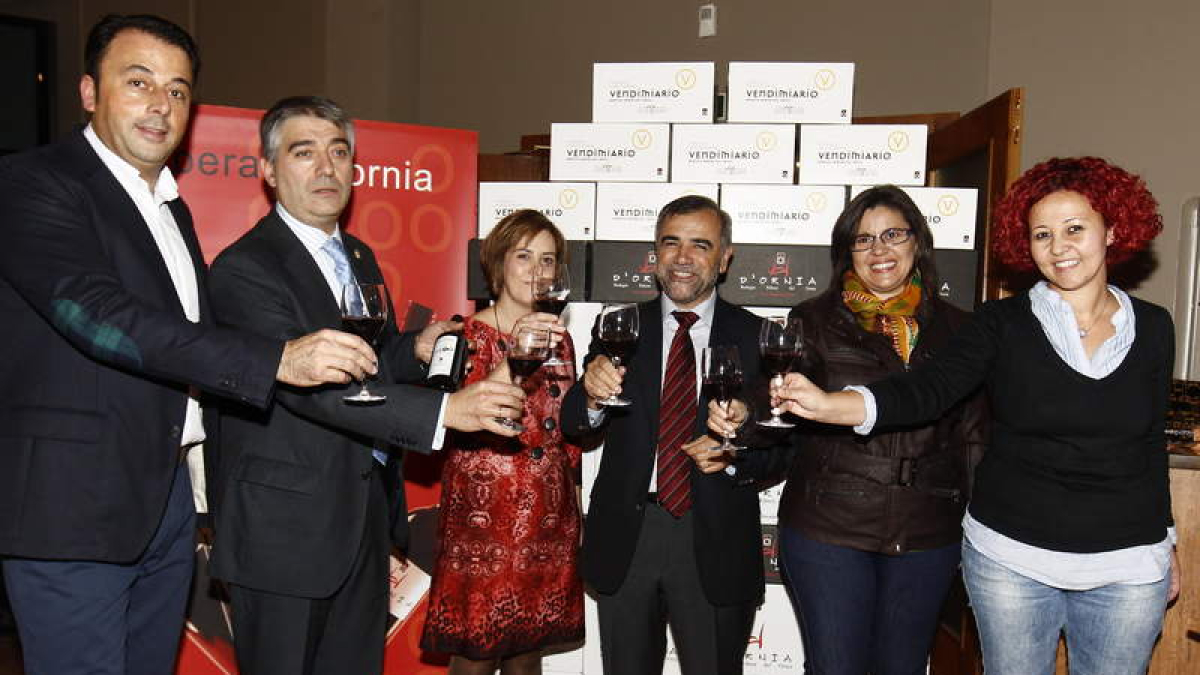 Seco, Alonso, González, Palazuelo, Del Río y Marcos brindan con el vino solidario.