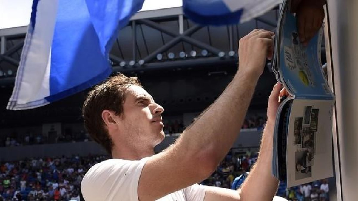 Murray firma autógrafos tras su primer partido en el Abierto de Australia.