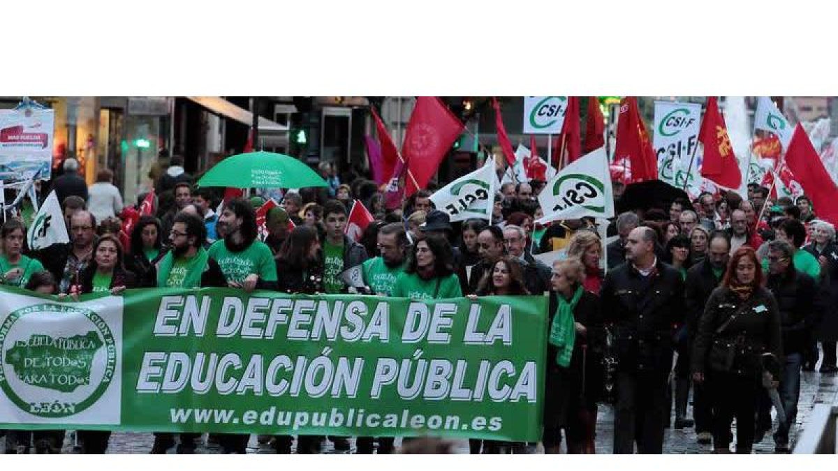 Miles de personas se concentraron ayer por la tarde en el centro de León para protestar contra la nueva reforma educativa que impone la Ley Wert.