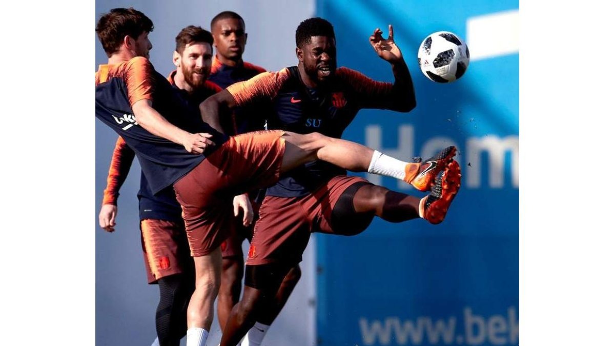 Los jugadores del Barça preparan la final de Copa de hoy. A. GARCÍA