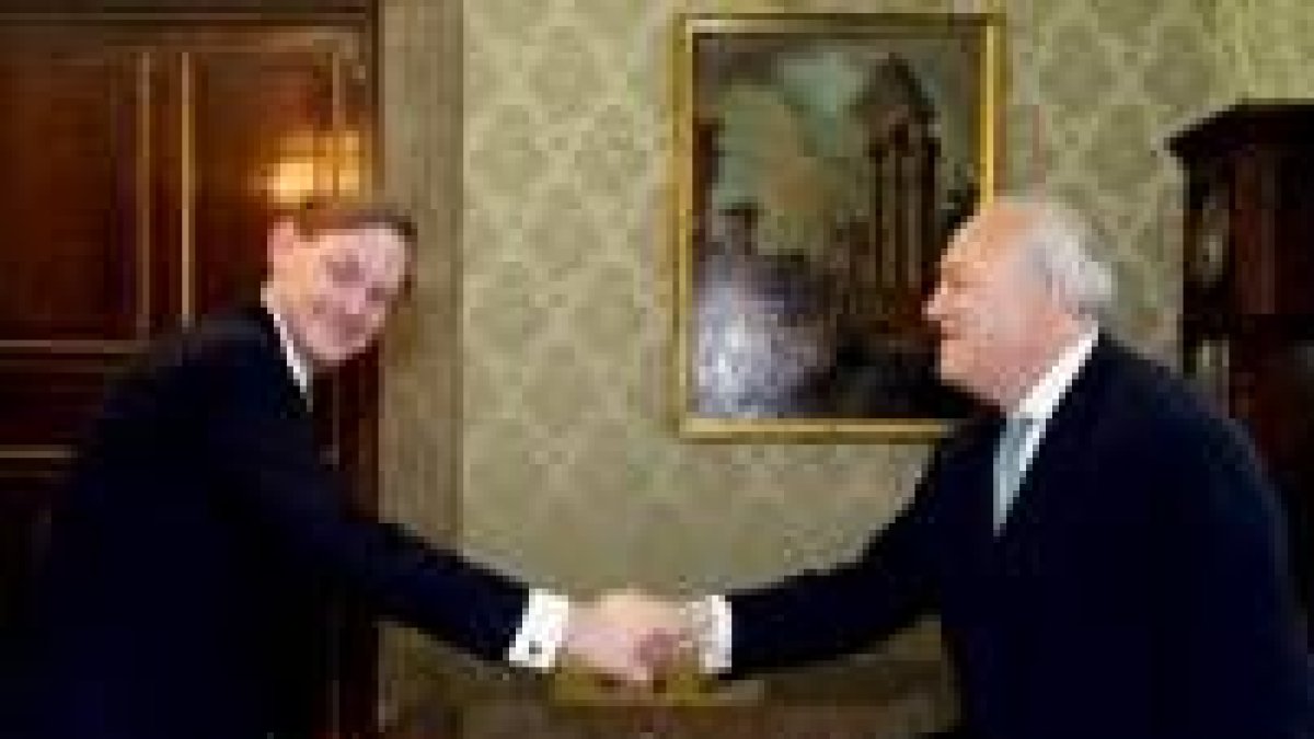 El subsecretario de Estado de EE.UU., Robert Zoellick, estrecha la mano a Moratinos