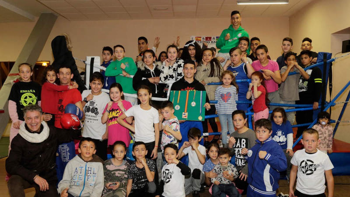 Antonio, en el centro, junto a los alumnos de su padre en el homenaje al campeón, que no se perdió Rafa Guerreo. SECUNDINO PÉREZ
