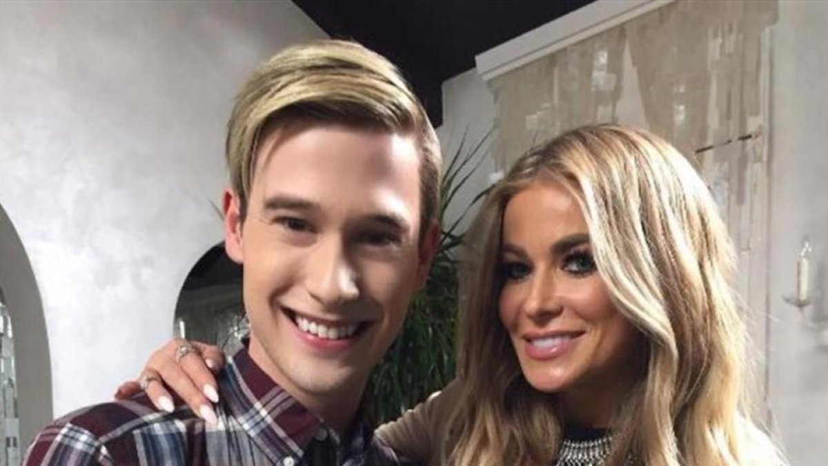 Tyler Henry posa con su amiga y clienta Carmen Electra.