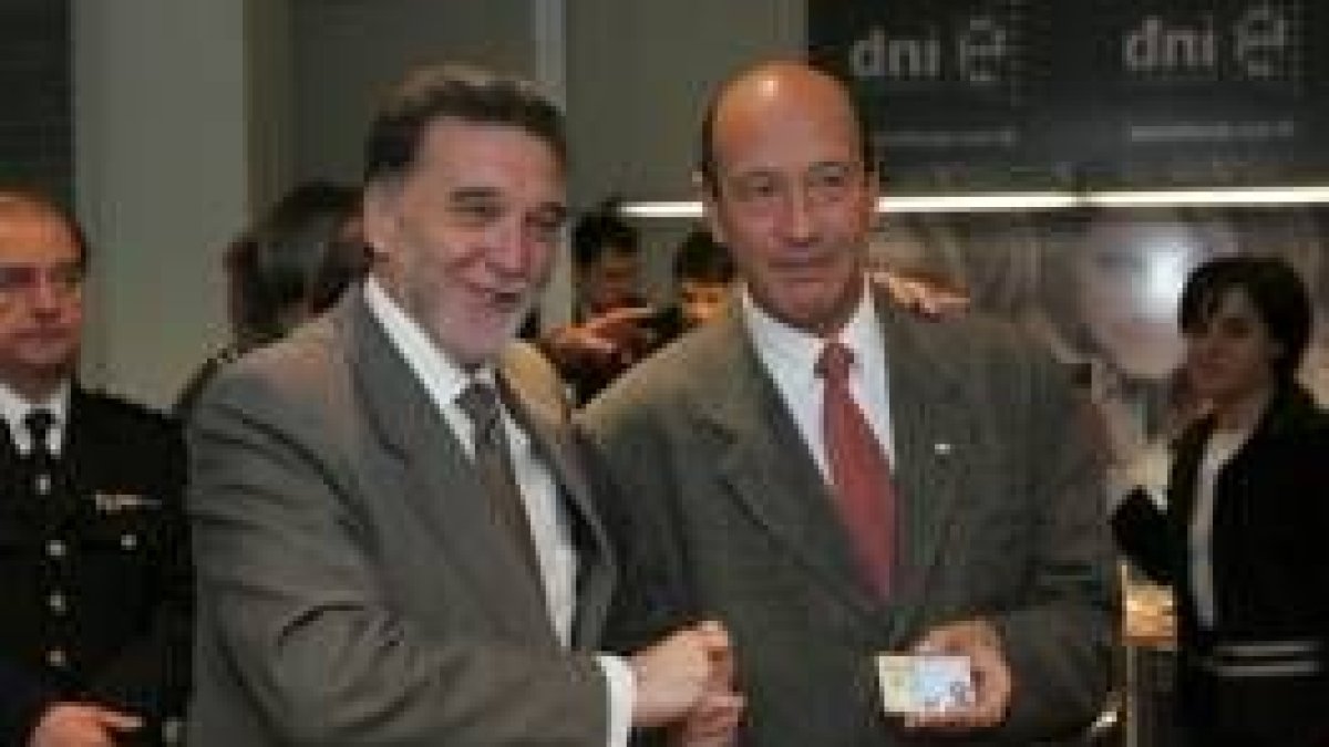 Alejo felicita a Octavio Campos, el primer leonés que tramitó el nuevo DNI electrónico en la capital