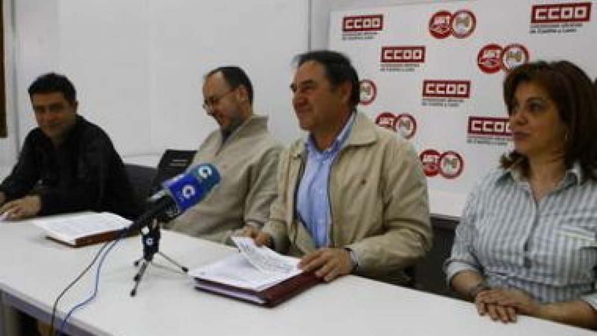 Miguel Herreros, Ignacio Fernández, Arturo Fernández y Blanca García, durante la rueda de prensa de