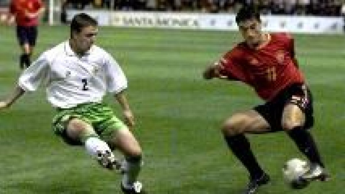 Riera juega un balón con la oposición planteada por el irlandés Braniff