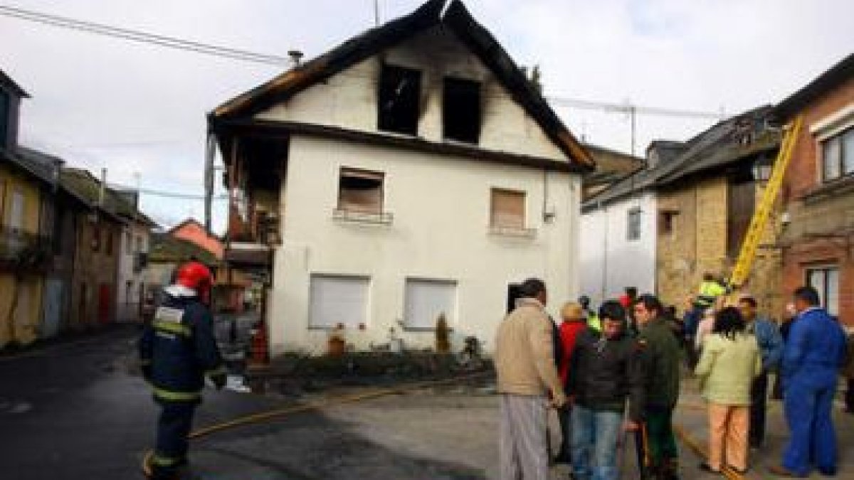 Aspecto de la vivienda más afectada por el fuego, en la calle San Martín.