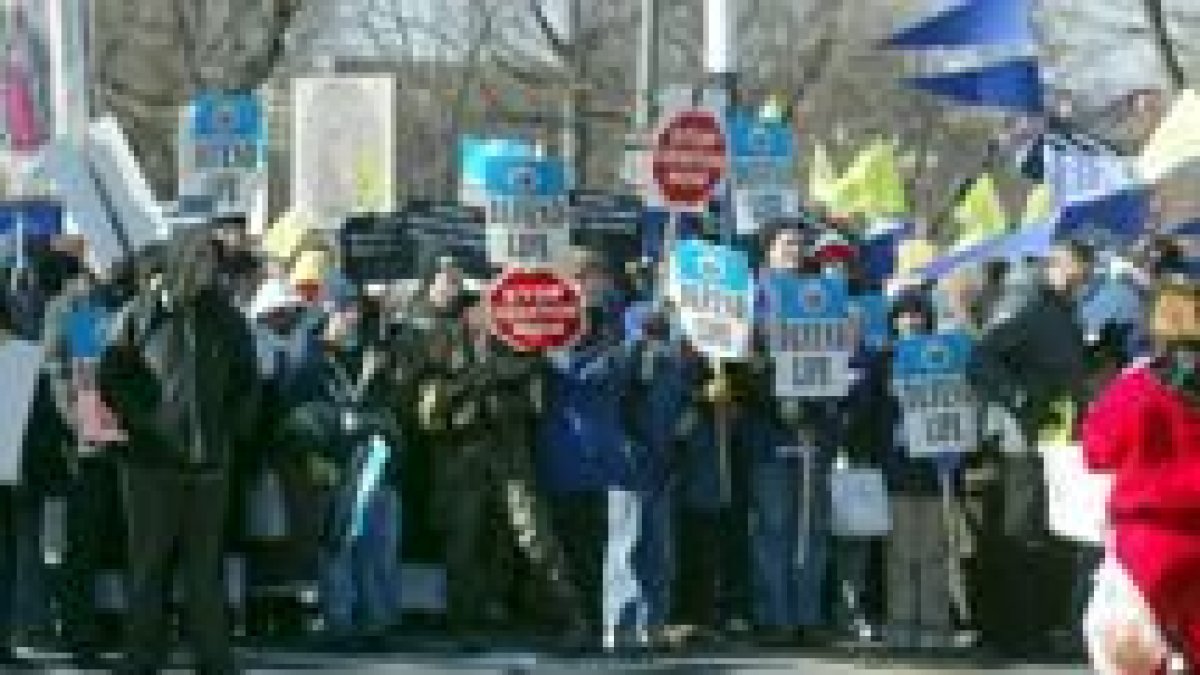 Un grupo de anti abortistas protesta ante el Congreso de Estados Unidos