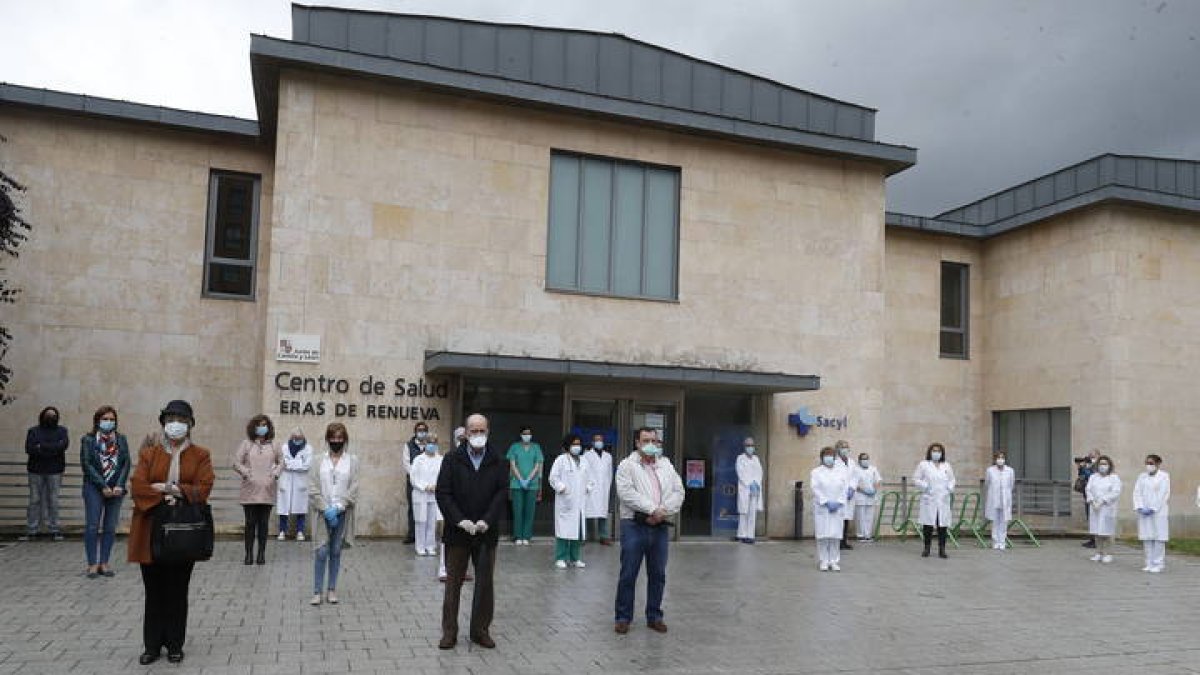 Homenaje del personal del centro de salud de Eras a los fallecidos por Covid-19. RAMIRO