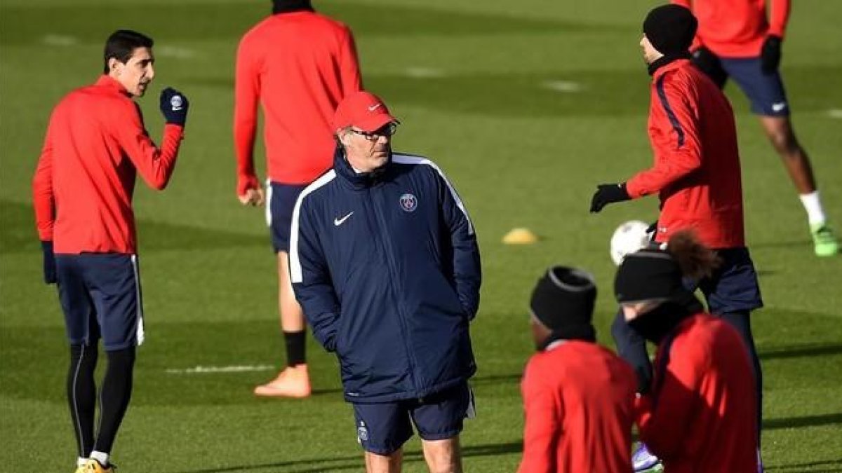 Blanc, junto a Di María y otros jugadores, en el entrenamiento del París Saint Germain de este lunes.
