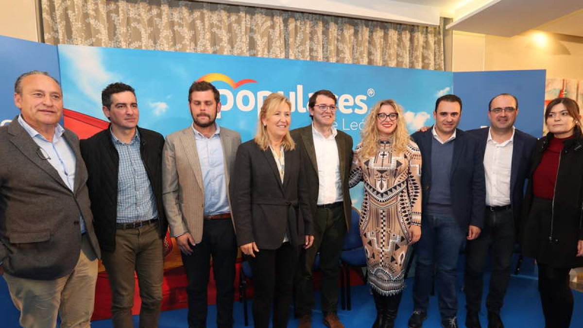 Mañueco rodeado de varios candidatos del PP al Congreso y al Senado por León. L. DE LA MATA