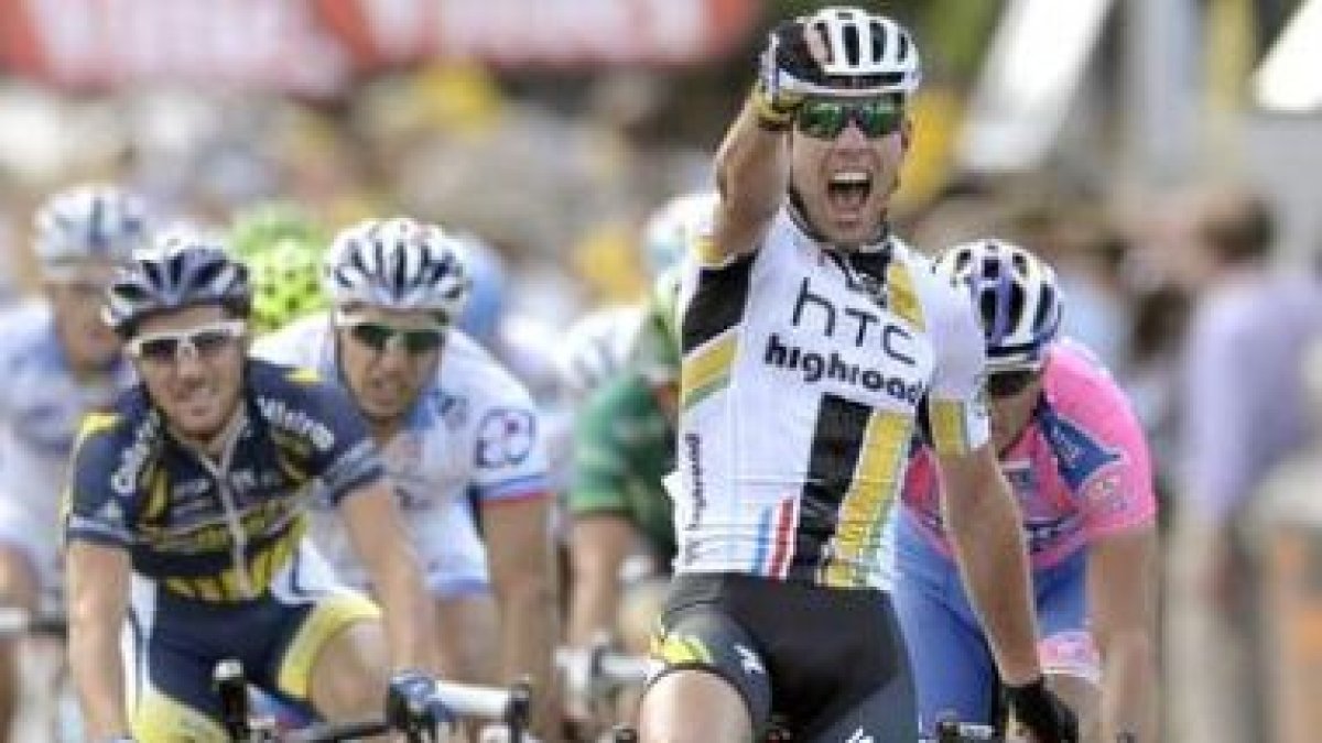 El ciclista británico Cavendish celebra su victoria frente al francésFeillu y el italiano Petacchi.