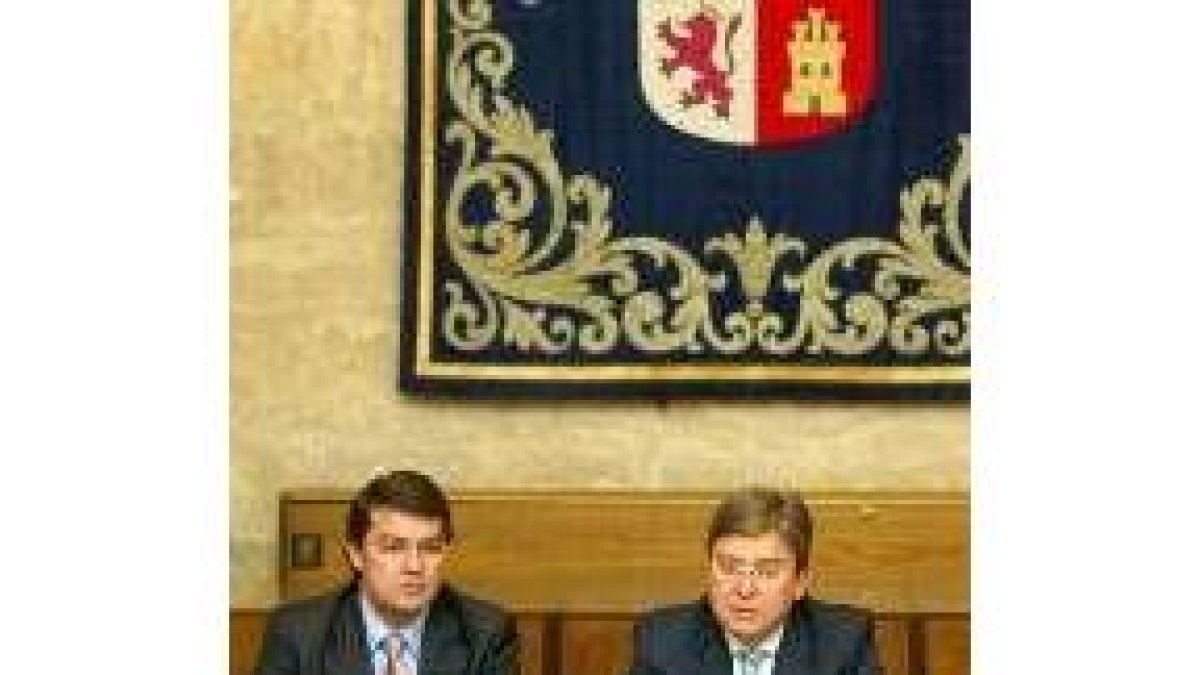 El consejero de la Presidencia y el presidente de las Cortes, en una comparecencia