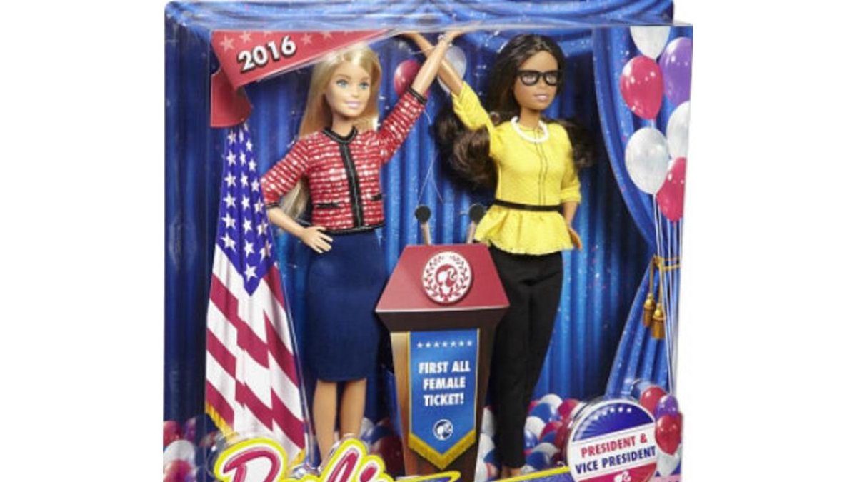 La Barbie presidenta (izquierda) y la Barbie vicepresidenta saludan victoriosas.