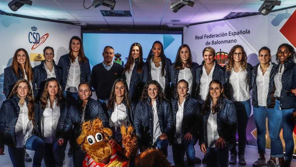 La selección española con la leonesa Mireya, tercera por la derecha en la fila superior. EMILIO NARANJO