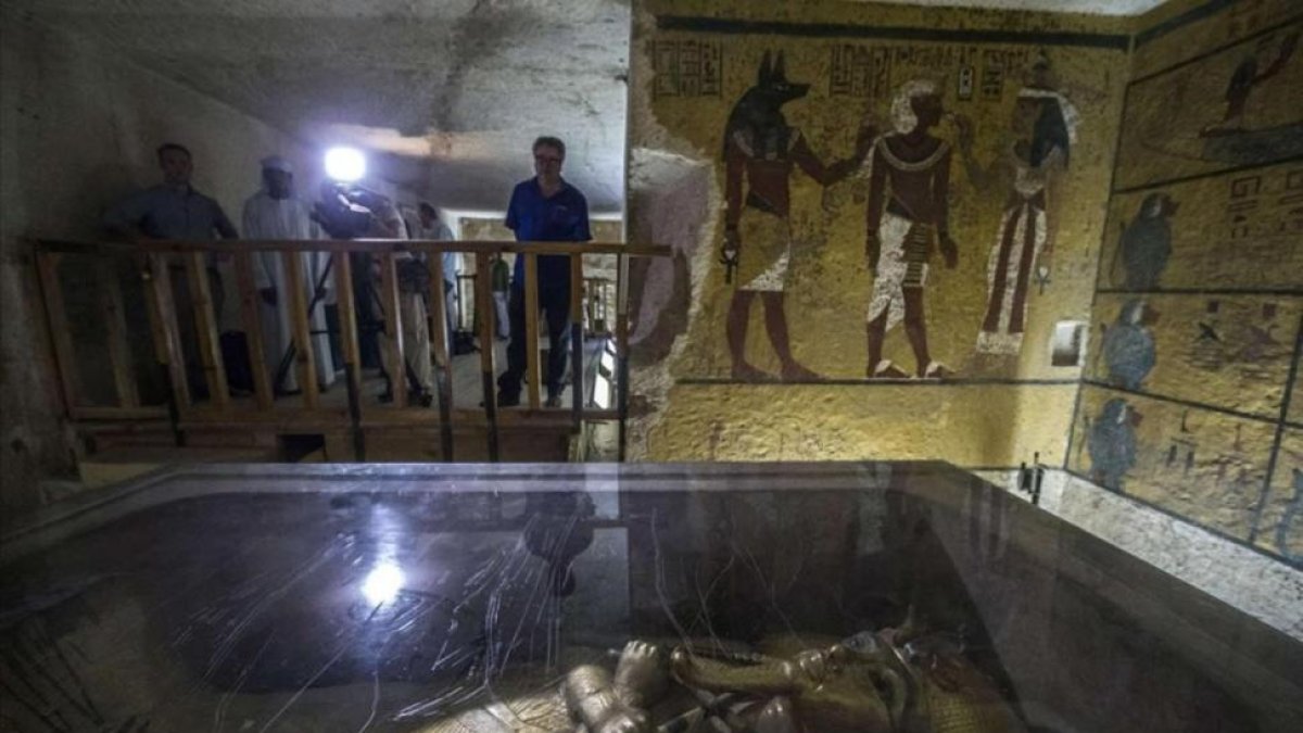 La cámara sepulcral de la tumba de Tutankamón, con el sarcófago del faraón.
