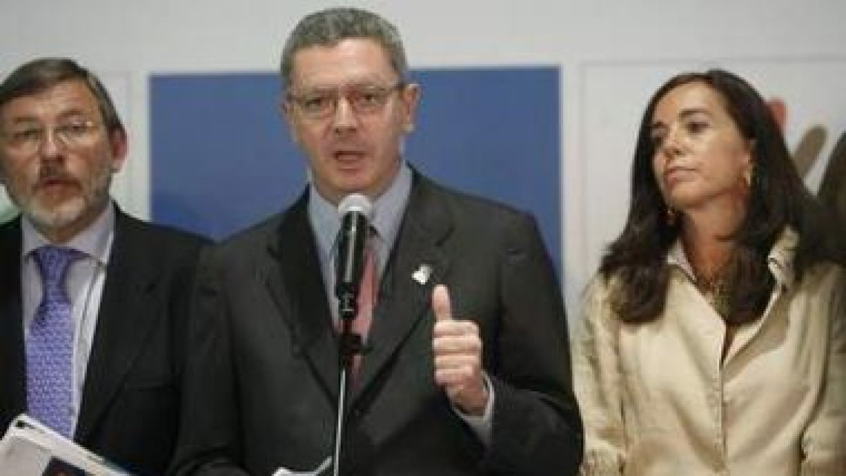 Gallardón, escoltado por Lissavetzky y Mercedes Coghen.