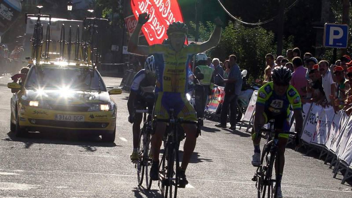 Jordi Simón levanta los brazos tras imponerse al esprint en la meta de Molinaseca a Ever Riveira y Merhawi Kudus.