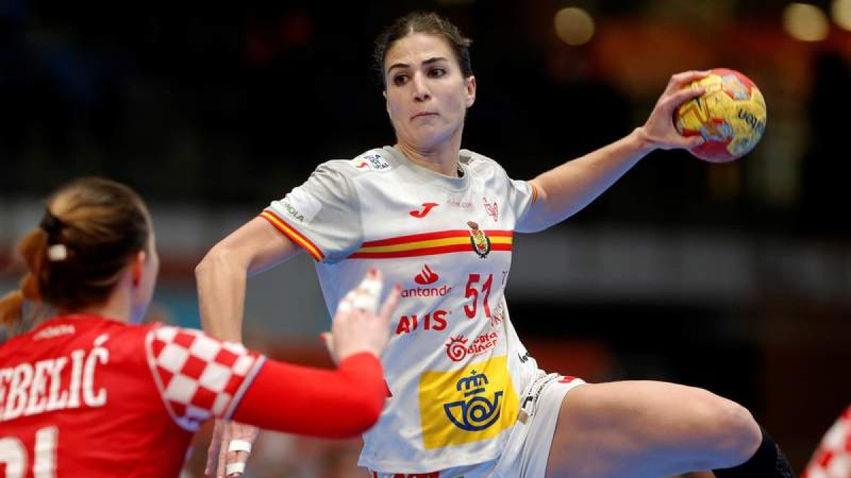Irene Espinola lanza ante la portería croata. LORENZO