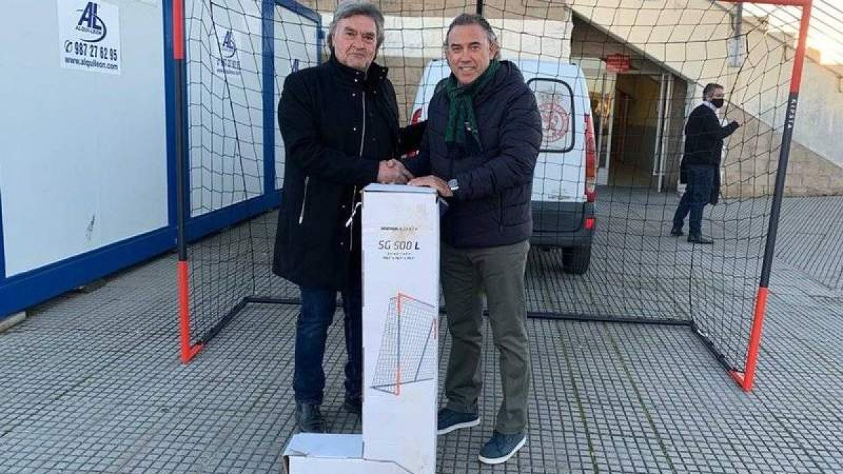 Felipe Llamazares, derecha, hizo entrega a César Lera de la aportación de la Cultural a la Liga Debutantes. CYDL