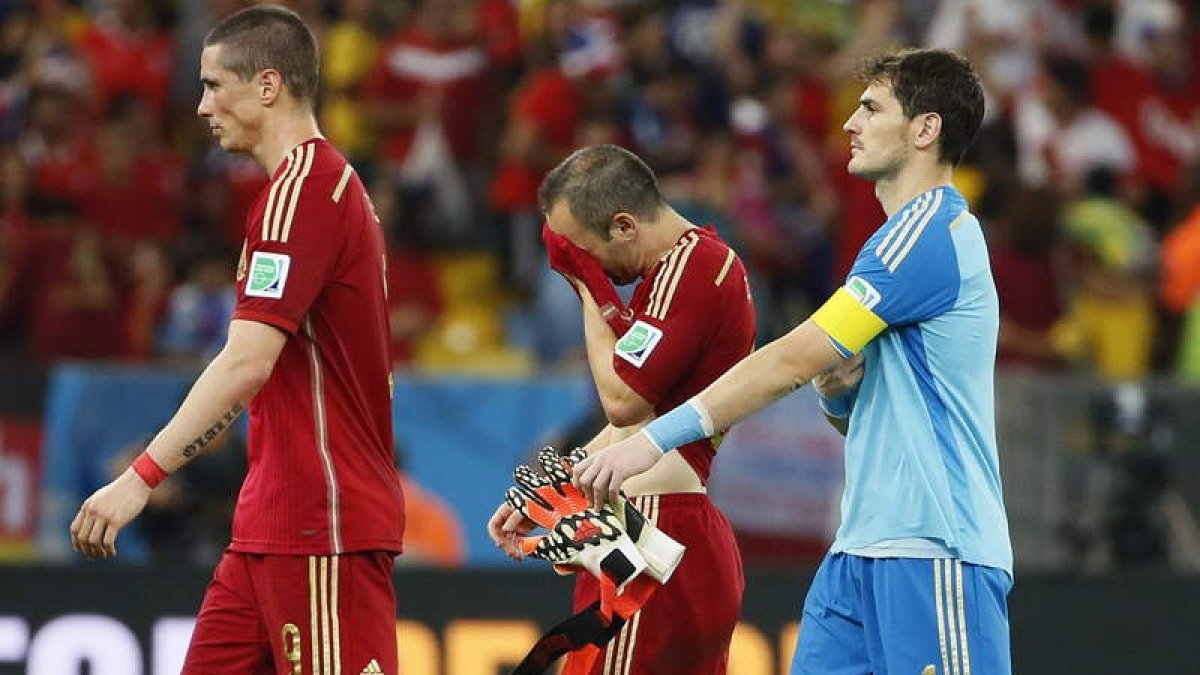 Torres, Iniesta y Casillas abandonan con gesto desolado el estadio de Maracaná tras consumarse la eliminación de España del Mundial de Brasil.