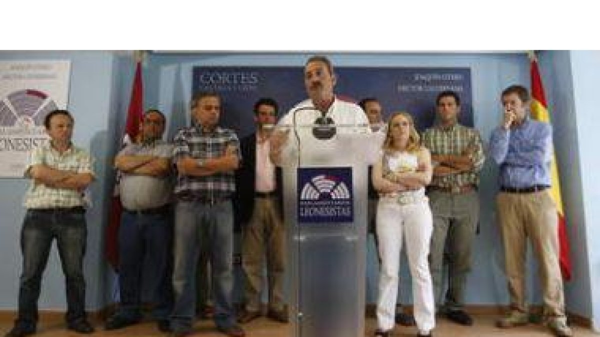 Un momento de la entrega de las alegaciones en el registro.