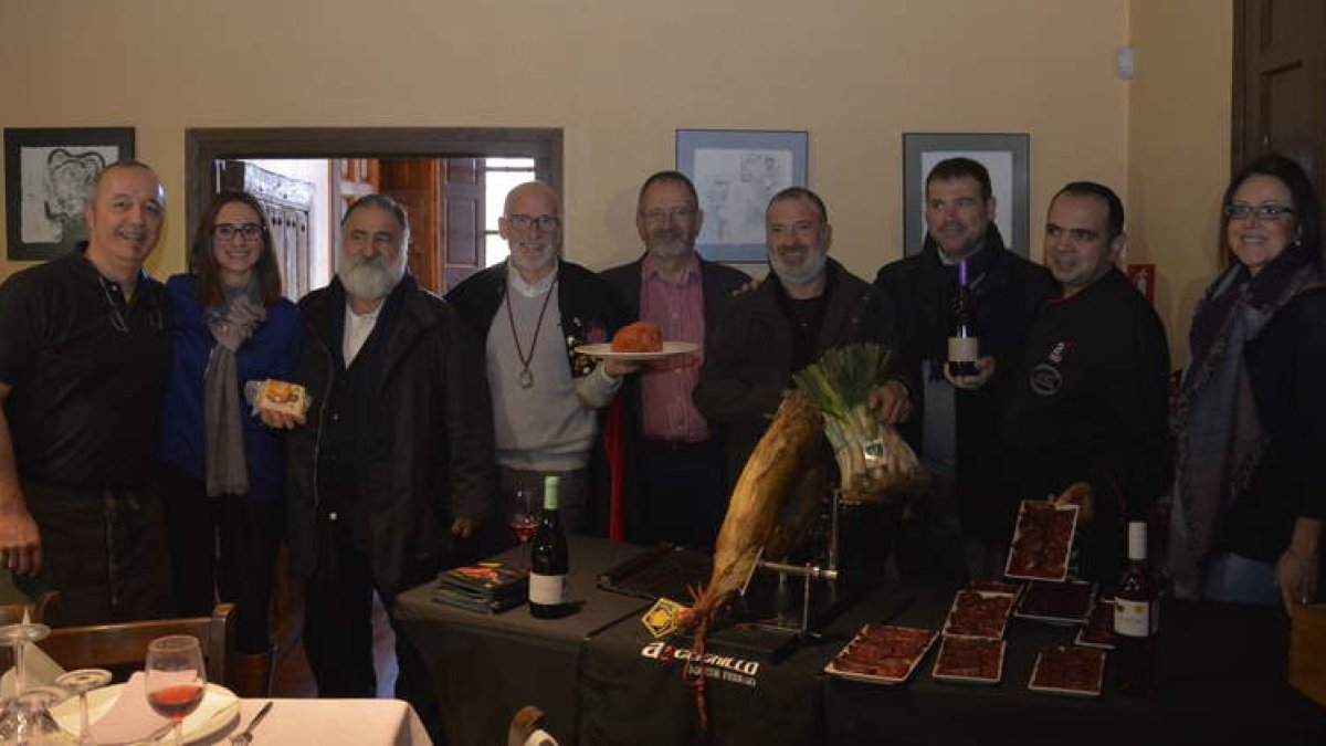 Representantes del calçot, el botillo, la cecina, el queso y el vino con Xavier Cuadras. ÓSCAR DE LA HUERGA