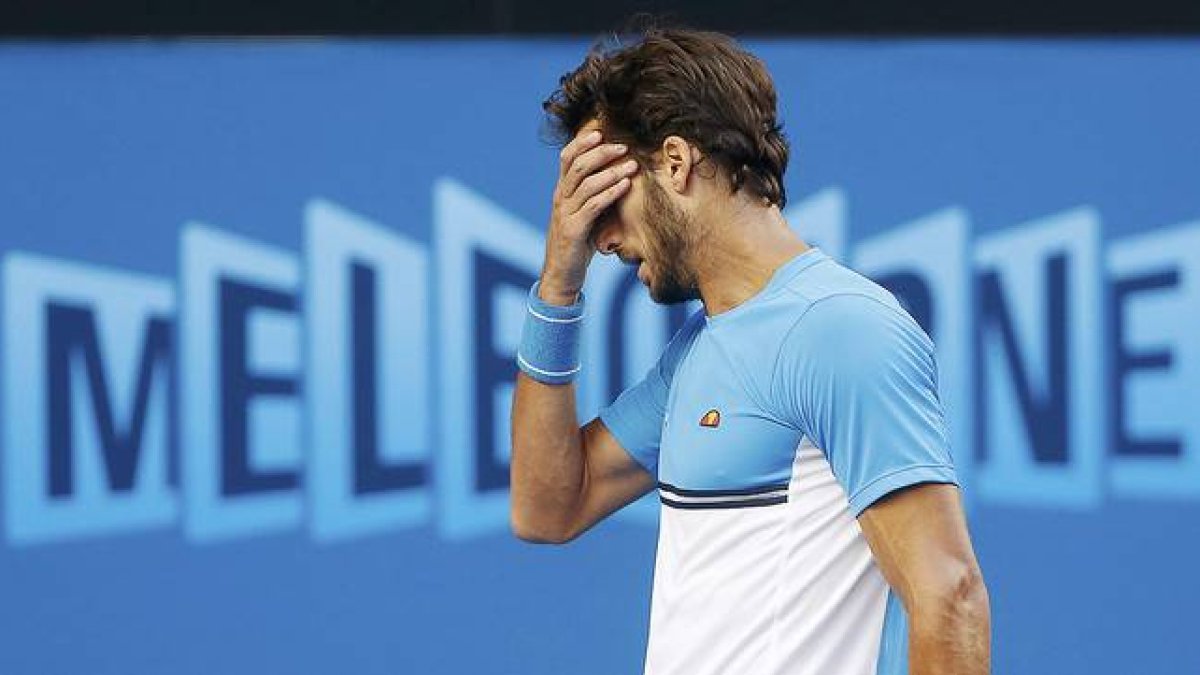 Feliciano López se lamenta tras fallar un punto ante el canadiense Milos Raonic, en octavos del Abierto de Australia, en Melbourne.