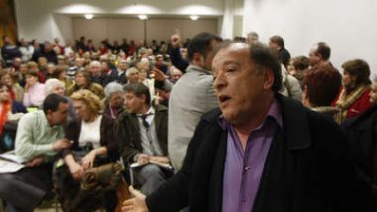 Más de un centenar de personas abarrotaron el centro cívico para conocer el proyecto.