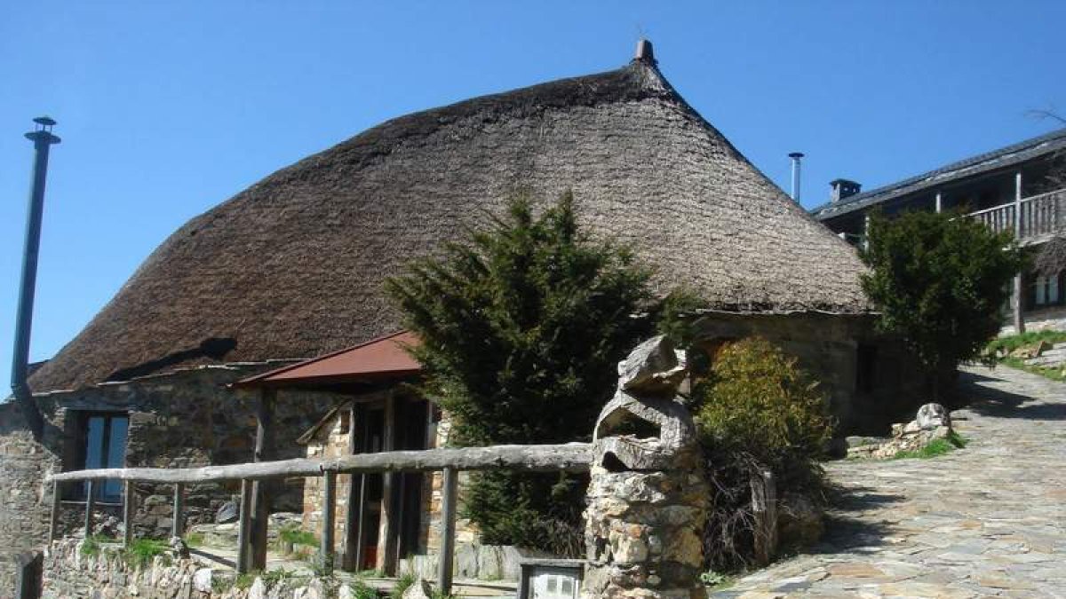 La palloza de Cantejeira, fachada y dependencias interiores.
